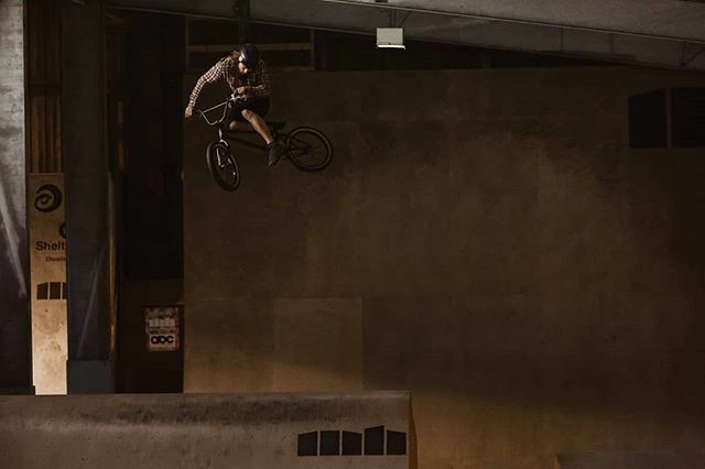 Classic moves from @colemanbmx at Friday nights @mounthawke late night session. 📸 <a href="/diggerbmx/">Martyn Wetherelt</a> #bmx #deadsailorbmx ift.tt/2CUpfNW