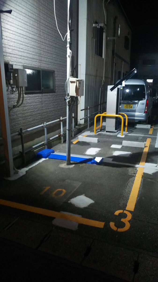 Chamarin18's tweet photo. マジックナイトツアーの終了後に打上会場向かう途中で見かけた駐車場
どうやって停めるんだろうか
#マジックナイトツアー
#駐車場
#ナニコレ珍百景
#CHAMARIN
#マジック https://t.co/pfgWTA0Y5a