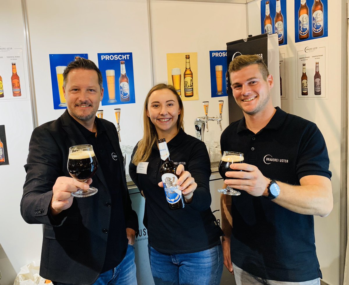 Braukultur_AG's tweet photo. Guten Tag #Igeho Messe in #Basel 🍻
Wir sind schon eine Weile mit diversen Spezialitäten der #Brauerei Uster Braukultur AG am Start und hatten vor lauter Besucher*innen kaum Zeit fürs Foto - aber für euch machen wir doch alles 😘
Gruss vom Stand D180 Halle 1.1.
#brauereiuster https://t.co/xA8BkAhIs8