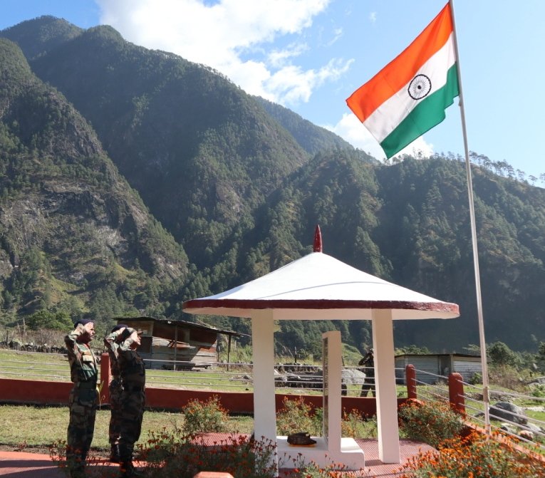 #BraveHeartsTo commemorate the supreme sacrifice made by our valiant soldiers while defending Walong in 1962, 57TH Walong Day was celebrated by troops of #IndianArmy & Civil Populace at Walong on 16 Nov. @adgpi @SpokespersonMoD