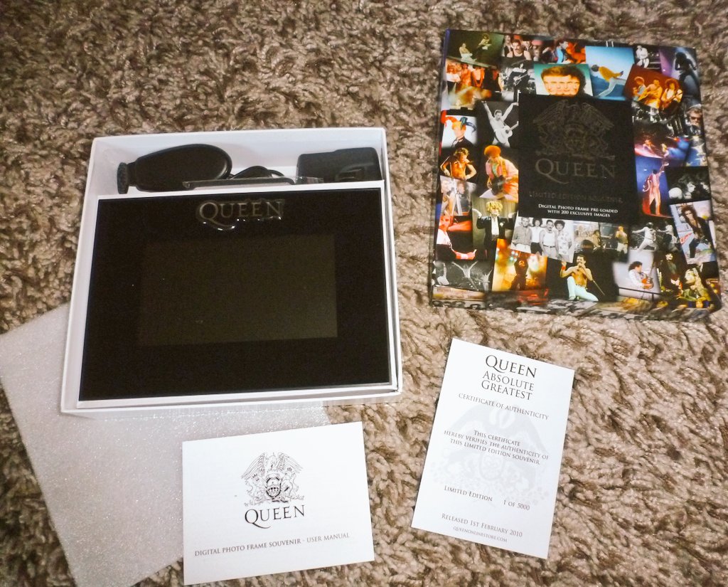 TheQueenArchive's tweet photo. @afriendofqueen @QueenWillRock @OIQFC @DrBrianMay @OfficialRMT Hi Andy, thought you might like to see this, it's a "Absolute Greatest" one off pictures gallery only 1 ever made as far as I know originally going to be 5000 made but never made production. This is number one of 5000.
Also have you seen the German white vinyl version or own 1. https://t.co/gQpGww4luv
