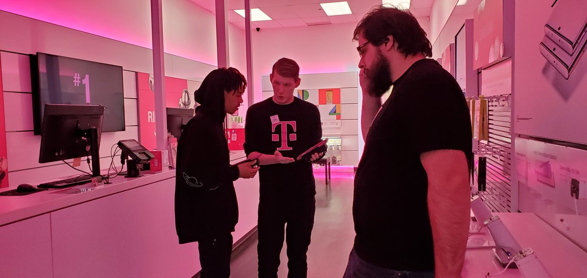 Up early to master our 5G knowledge! <a href="/bruin_bryan/">Bryan Bruin</a> <a href="/nazarma/">Nazar A.</a> <a href="/RealEWInc/">Exclusive Wireless</a> #Uncarrier