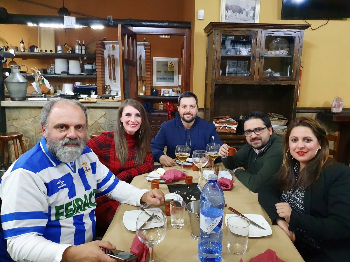 charipi1980's tweet photo. Siempre serás bienvenido amigo! @DasFigueirass Un placer volver a estar contigo... Y ya van 3 veces 😊😉... La próxima en mayo en vuestra gran tierra...Comida pendiente en el #Comarea😋Hasta pronto😘 #ElFútbolSomosTodos #ElFútbolNosUne @AficionesUnidas @fedext_ud @Frente_Vokeron https://t.co/tlCCkH8Ujx