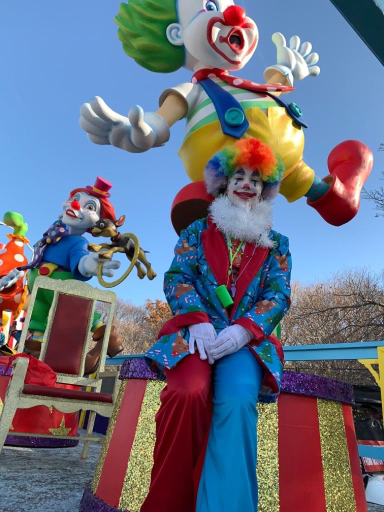SCPCelebClowns's tweet photo. #milesofsmiles #scpcelebclowns #tosantaparade #santaparadeto https://t.co/pvuk7NBBiR