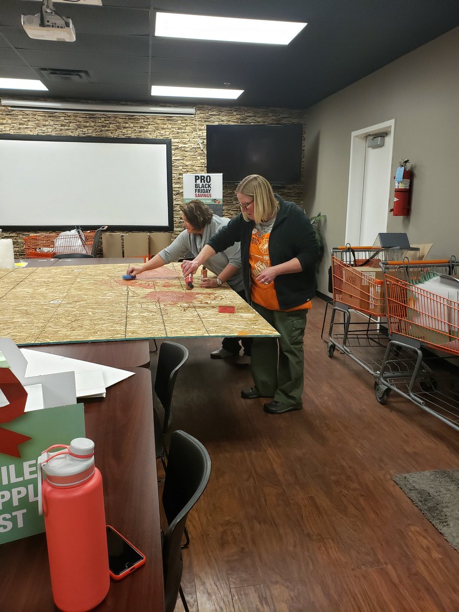 3210Roni's tweet photo. Working on the Christmas Parade float...you go girls! #3210strong @WendyNelson3210 @HDRoylene @TheHDCas @ShellyM_3210 @Rockin307 https://t.co/VWWqBEhiYS