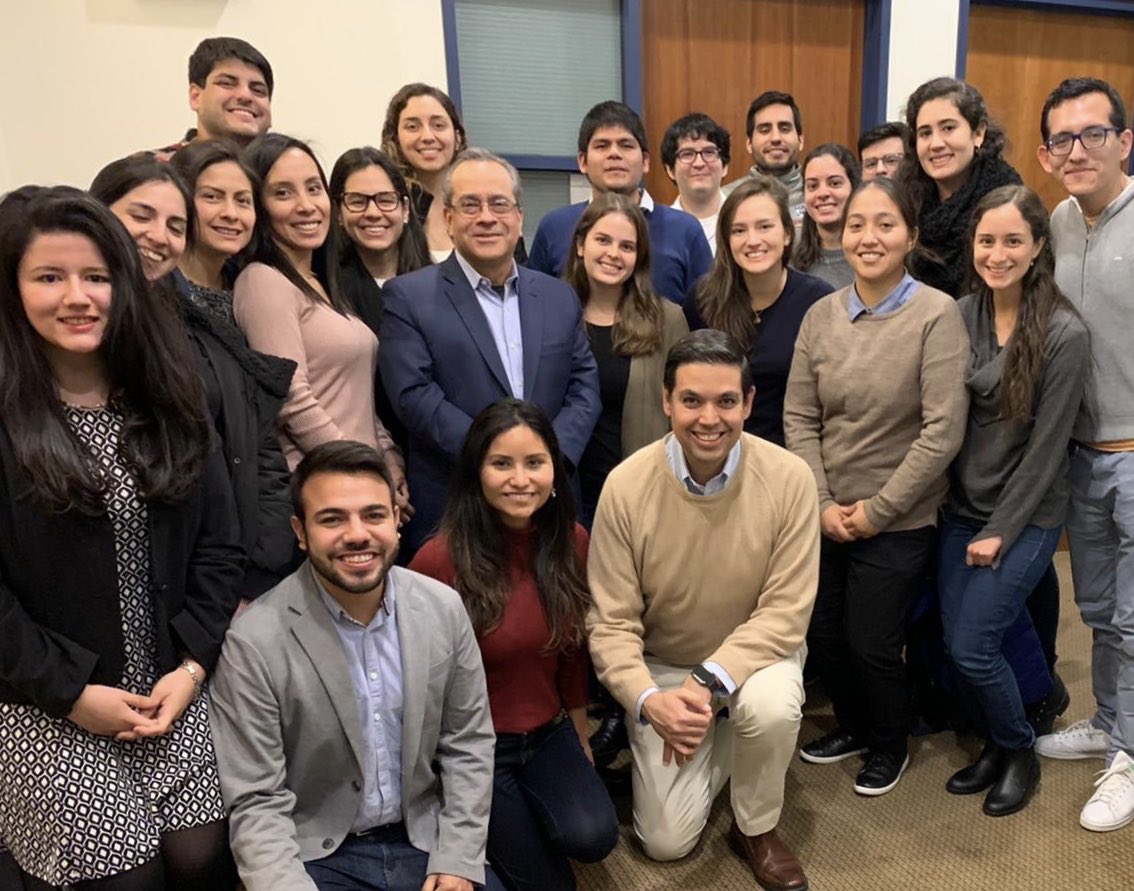 JaimeSaavedra22's tweet image. Gran conversación con jóvenes peruanos haciendo postgrados en @Harvard. Un tema: q asegura la continuidad en las reformas necesarias en educación y otros sectores sociales? Sólo el interés y compromiso de los ciudadanos. Como estos jóvenes, todos dispuestos a trabajar por el país
