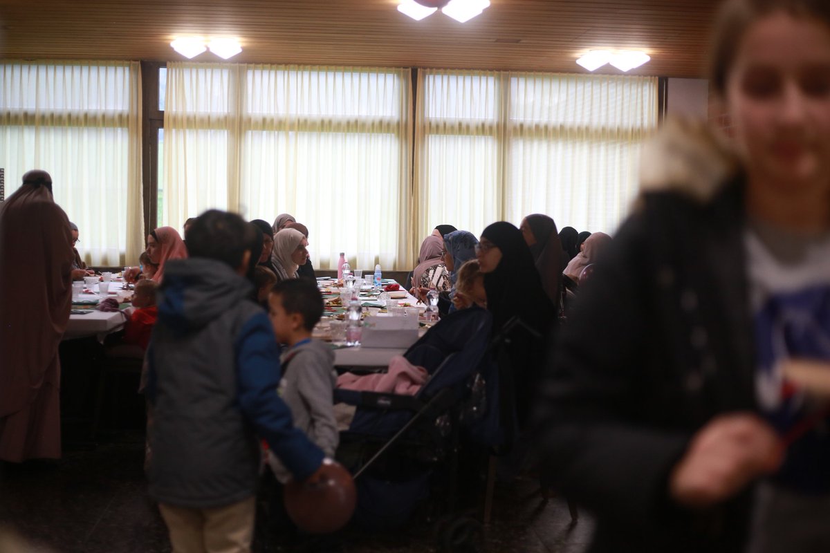Islamrat's tweet photo. 🍁Heute luden wir euch zum traditionellen Wildessen ein. Rund 100 Personen folgten unserem Ruf und sorgten für einen wunderbaren Tag💥 Wir danken für eure Teilnahme🙏

Hier gehts zum ganzen Album:
https://t.co/iIsxZHBxr2
@nicolasblancho @qaasimilli @NoraIlli @MKrpty @ferahulucay https://t.co/9D40y8ngbV