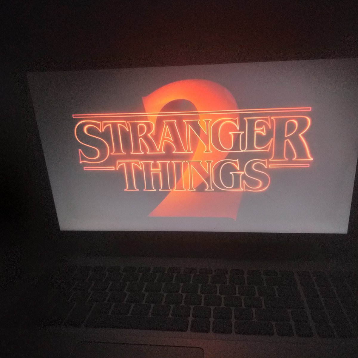 cockytwink00's tweet photo. Can't sleep. May pasok pa ng maaga mamaya so bigti nalang ako later.
Just gonna marathon Stranger Things S2 since matagal na tong pending sa backlog ko.
#StrangerThingsS2 #SleeplessNights https://t.co/YBvI6khnUA