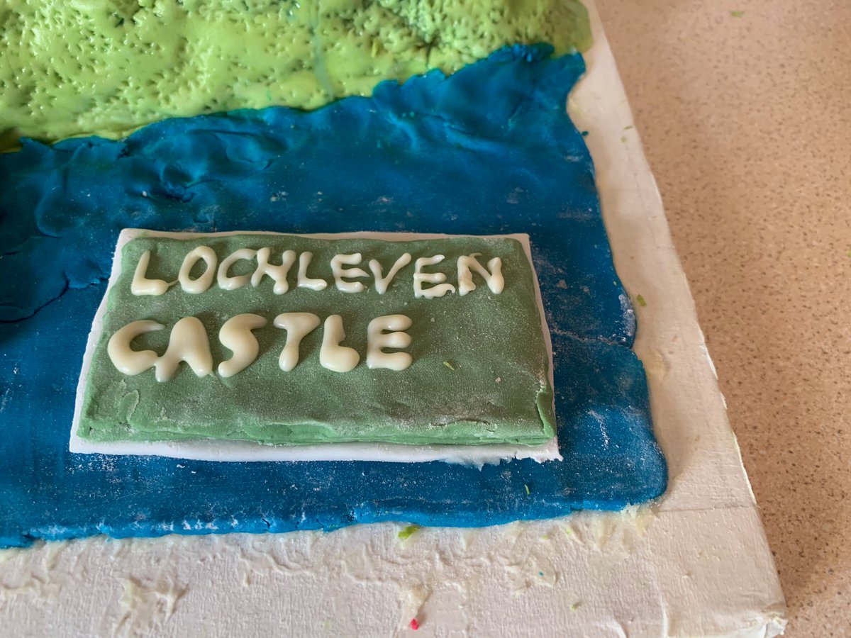 ResurrectionSp2's tweet photo. Mazza, Queen of Scots escaping from #LochlevenCastle aided by Santa (Chrimbo competition). Cake made by my good lady, walls, #MQS, Santa, boat and #MinistryOfWorks sign badly made by me. #CinnamonButtercreamRocks https://t.co/cB60uKn22T