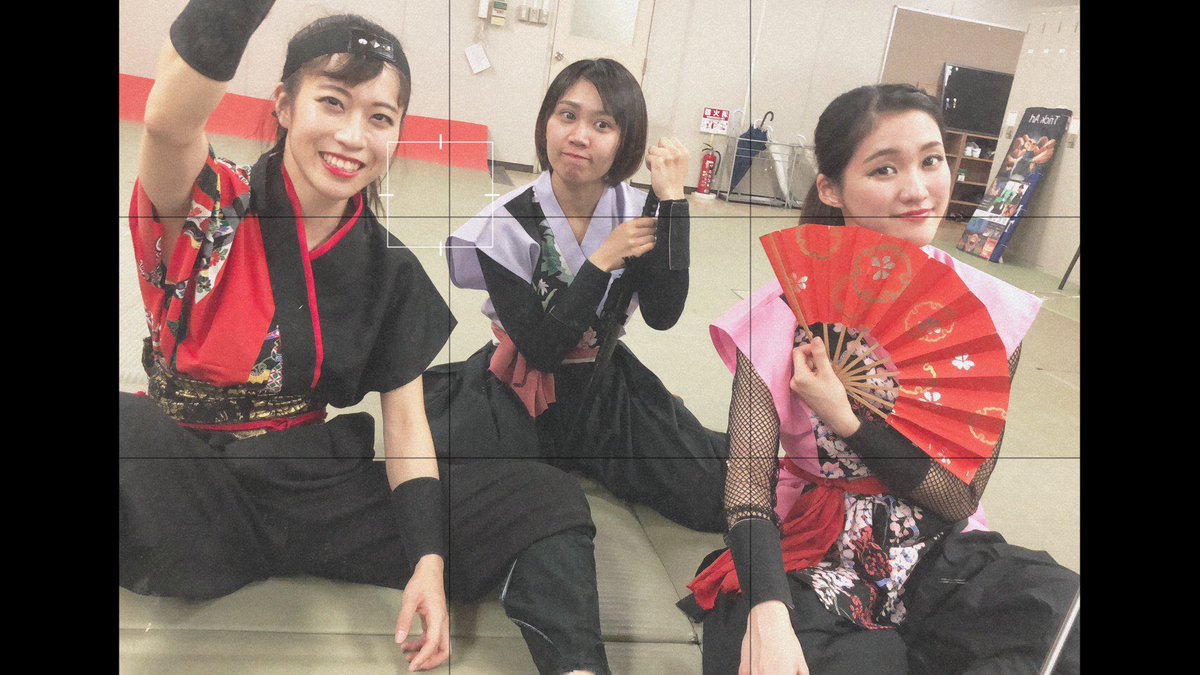 Mi_TeamZERO's tweet photo. 【お休み】
11月ショースケジュールのお知らせ

11/24(日)は零zeroによるショーはお休みです。
※忍者タウンは通常営業となっております。

本日はくノ一3人でお写真を…🙈
なんか変な線が…
ターゲットロックオンされてる…？

そしてこの衣装、
みんな覚えているかな？💡

#零zero https://t.co/e46RJs99kw