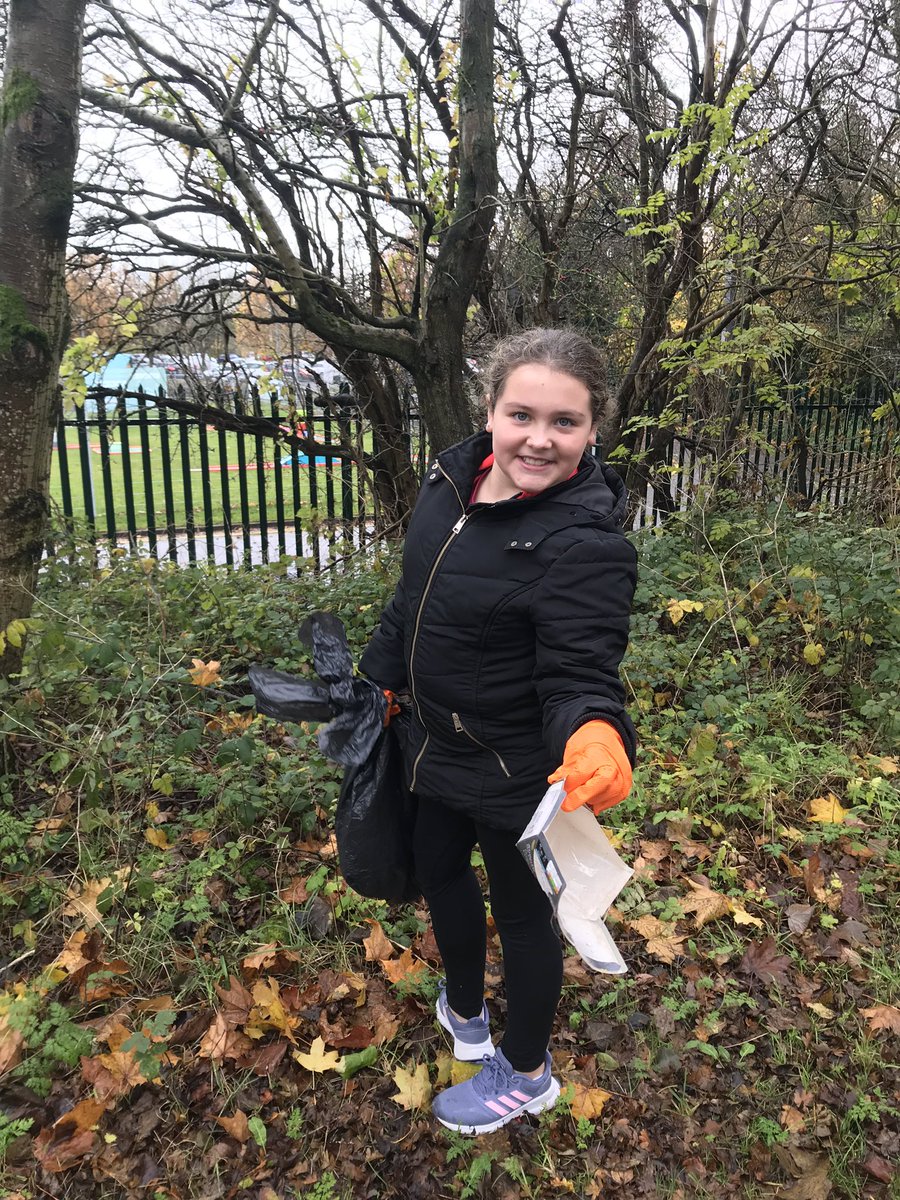 Pauline05835184's tweet photo. Sunday afternoon spent cleaning up after others AKA Blue Peter green badge, however it did make us think... #cleantheenvironment #dontthrowrubbish #findabin #bluepeter https://t.co/eyn469WnYw