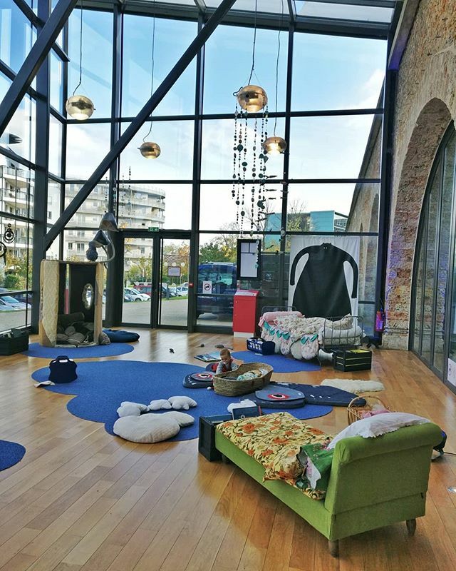 C'était une matinée de découvertes pour Julian ce matin avec son tout premier spectacle et une exposition sensorielle sur la nuit qui lui a beaucoup plu : des livres, des grands lits, une cabane et des bébés qui font dodo. Que demander de plus ?! 😉 ift.tt/2qWyKd5