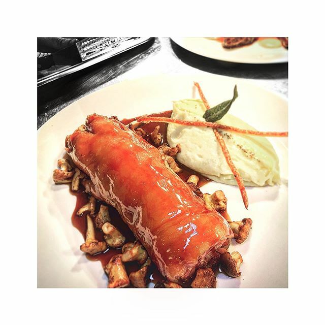 Tribute to @pierrekoffman’s classic: Stuffed, braised pig’s trotter with sweetbread, morel and truffle filling, pommes purée, sautéed girolles, madeira jus and crispy pig skin. .
#classic #timeless #bloodywonderful ift.tt/33Zlpza