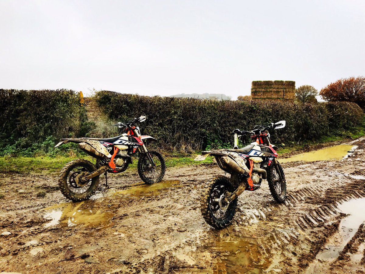 motion8cars's tweet photo. Sunday Funday 🍁 🍂 🍃
—————————————————-
#Motion8 #Motion8Cars
.
.
.
.
.
.
.
.
.
.
.
#sundayfunday #ktm #sixdays #ktmexc350 #enduro #motocross #mud #countryside #sunday #relax #country #supercars #hypercars #carporn #motox #cardetailing #muddysunday #motorbike #fox #ktm https://t.co/QfuSUBPnjf