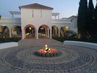 Algarveconmigo's tweet photo. Un hotel con alma, con alma algarvia #VilaMonte #Moncarapacho #Algarve #Olhão 👉🏻 https://t.co/uyQXjdSdk5 @CamaraOlhao @8700Olhao @tilesofolhao @JorgeCarmo9 @visitalgarve_es @turismo_algarve @visit_algarve https://t.co/tTGOdCQJwF