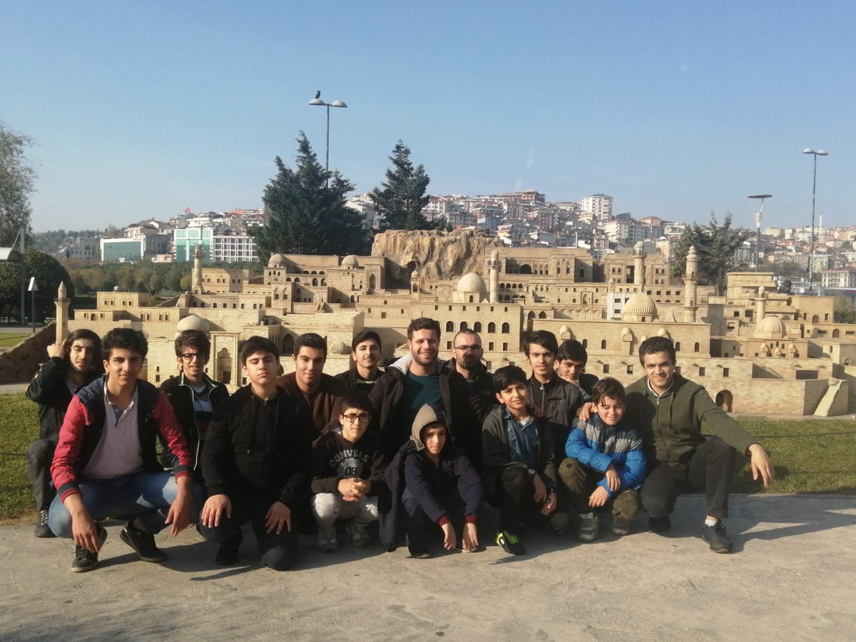 İlçe gençlik kollarımızın gençlere yönelik etkinlikleri devam ediyor. Bu hafta sırasıyla şöyle; sabah namazı, kahvaltı, mezarlık ziyareti ve miniatürk ziyareti oldu.