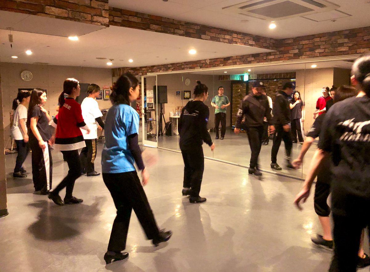akikokoko19's tweet photo. 初心者向けタップダンスWS vol.4おわりましたー！

今回もとーーーっても面白かった！素敵な出会いに感謝です。次は来年の2月に開催予定です。

うっかり靴ぬぐ前に写真とるの忘れてしまったから、着替え後にパシャリ。みんないい笑顔(*´-`) https://t.co/QPA31JZVNi