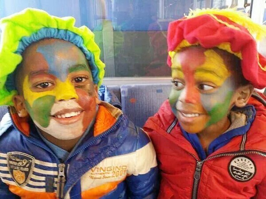 HeleenvanRoyen's tweet image. Makkers, staakt uw wild geraas.
Wees wijs, net zoals Sinterklaas.
Van 5 december mag iedereengenieten
dat lukt veel beter met regenboog pieten.
Zwarte Piet is zwaar gedateerd
dat hebben we nu toch wel geleerd.
Het plaatje komt van Pinterest
en verbeeldt de vreugde het allerbest