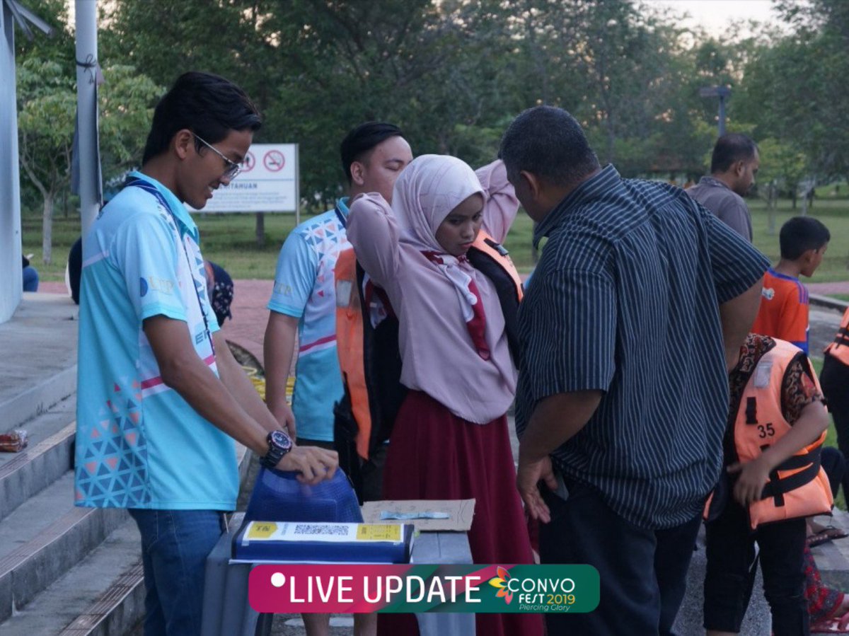 CONVOFEST_UTP's tweet photo. 📸 LIVE UPDATE : KAYAK OPEN PLAY
.
.
Row~ 🚣🏼‍♀️row~🚣🏻‍♂️ your kayak till the end of lake, treasure the precious ✨ moment together with friends &amp; family 💖
.
.
#CONVOFEST19
#PIERCINGGLORY https://t.co/AapbNrM7fC
