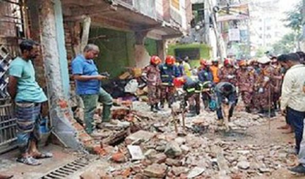 #बंगलादेश में #इमारत_ढहने से #सात_लोगों की #मौत
#BuildingsCollapse 
#GasLineExplosion 
#Bangladesh
univarta.com/seven-people-d…