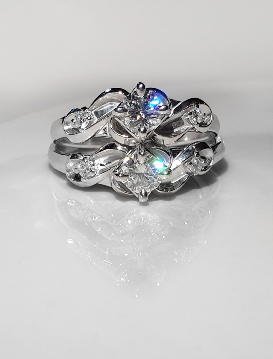 캐릭터 3주년 결혼반지

[특별한 날을 위한 반지]
두 명의 단정한 이미지에 맞추어 곡선으로 장식되었습니다🌿 메인스톤이 마름모 형태로 보이게끔 4개의 난발 끝을 십자 방향으로 배치하여 성격과 특징을 표현하였습니다

92.5%은/ 화이트 도금/ 다이아몬드