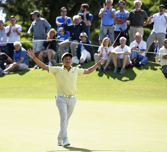 GolfChannelLA's tweet photo. ¡@AugustoNGolf busca dejar el trofeo en casa y llevarse un boleto a #TheOpen2020!

A falta de nueve hoyos para el final, el N°1 del @PGATOURLA empata en el primer puesto junto a dos estadounidenses.

Marcador: https://t.co/9AAfLD7Ir1 https://t.co/RmcvkhdohZ
