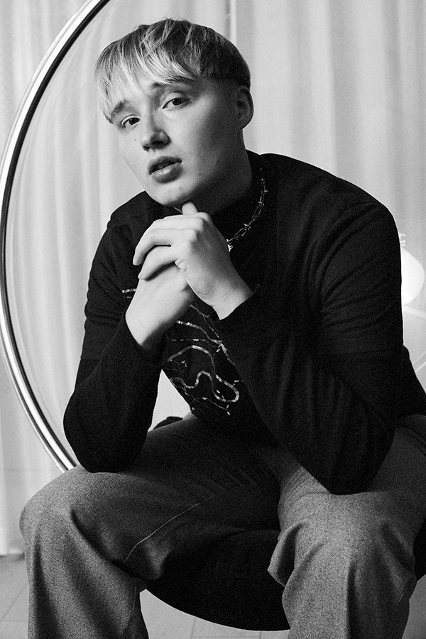 1883Magazine's tweet photo. Following his smash hit #WaitingGame we spoke w/ 17 year old Finnish singer @isacelliot in #CANDIDISSUE about new music, lyrical storytelling + owing everything to his fans. 
/
-->https://t.co/1n4VaZGt3o
/
📸@DarrenSkene ✏ @kelseyjbarnes🏠@WLondonHotel 
#isacelliot #1883magazine https://t.co/3YIboZrqjl