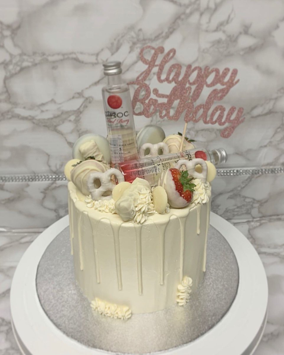 Candycakesldn's tweet photo. Can’t go wrong with some ciroc and chocolate 😋 •
•
•
•
#ombrecake #dripcake #delicious #bakery #cakedecorating #cakesofinstagram #cake #buttercream #buttercreamcake #buttercreamcakes #homemade #homebaker #homebaking #birthdaycake #swissmeringuebuttercream #ciroc #ciroccake https://t.co/qd1hzNsQyc