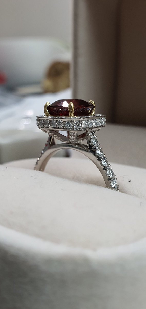 subzerojewels's tweet photo. Centre natural ruby held in by 18ct yellow gold claws and surrounded by DVVS1 flawlessly set in platinum https://t.co/sIHykELpK8