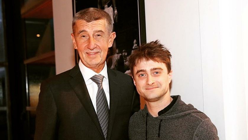 Czechposterman's tweet photo. Daniel Radcliffe meets with Czech oligarch and ex- communist secret police agent STB Andrej Babis.
#danielradcliffe #harrypotter #barrandovstudios #communist #oligarch #prague #stb #velvetrevolution https://t.co/gTZp02SllD