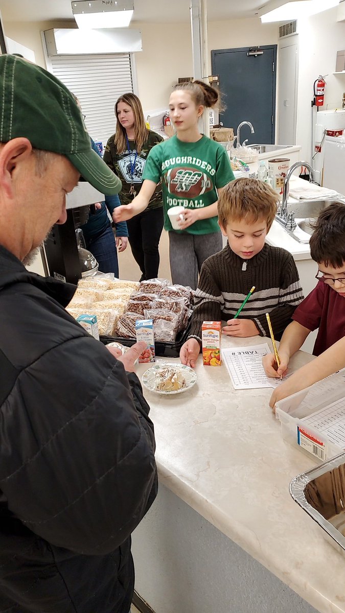 PLS Students and their parents volunteering to take orders and have authentic experiences using
money. The PLCSA Craft Sale offers many learning and engagement opportunities! #mpscpssd #parentengagement #sidebyside