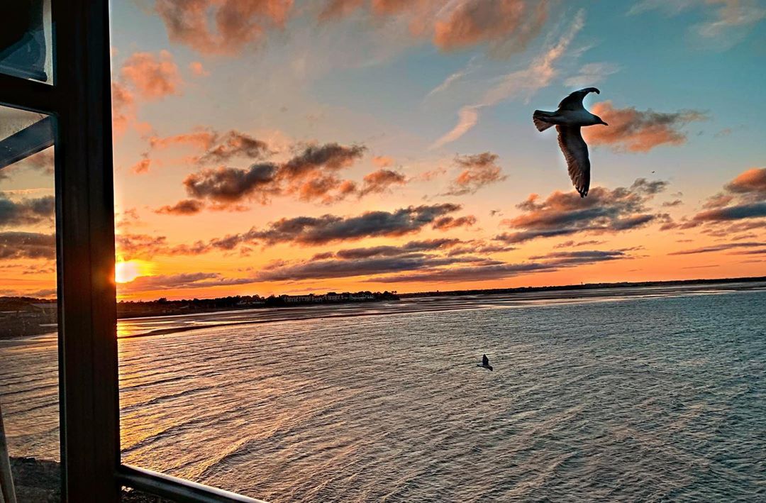 A little trickle of winter sun, as we say goodbye to the weekend. 

How stunning is this sunset photo from one of our guests, ammm.sbhn via Instagram. 

Howth, we'll never tire of your beauty.