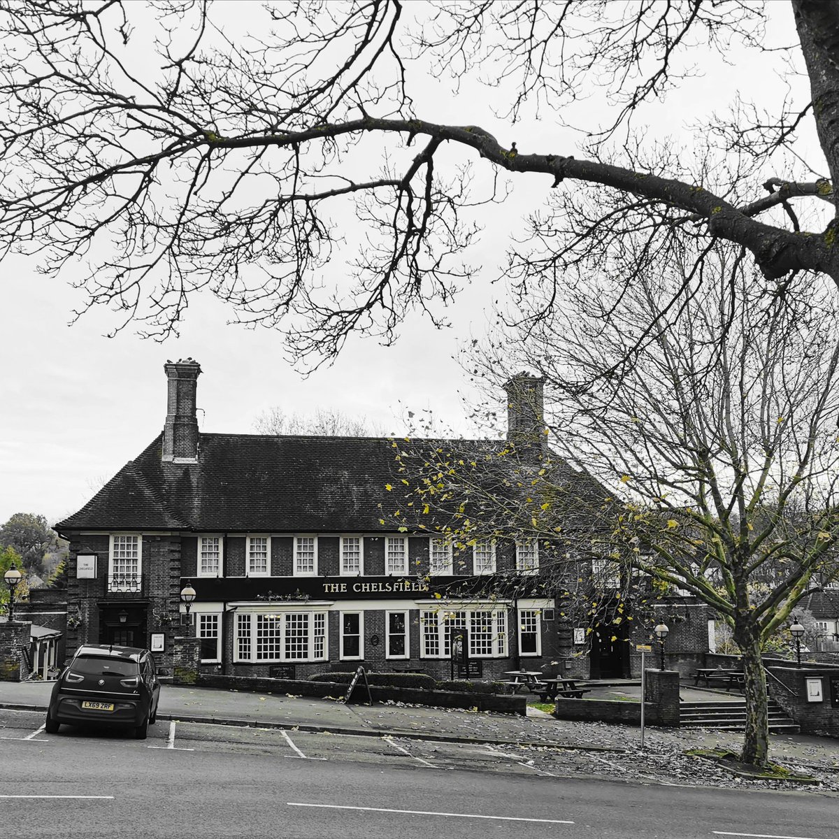 The Chelsfield looking glorious this afternoon. Very autumnal. #chelsfield #chelsfieldstation #orpington #bromley #England #lovepubs #pub #pubs #england #unitedkingdom #londonjust #openfire 🍁🍂