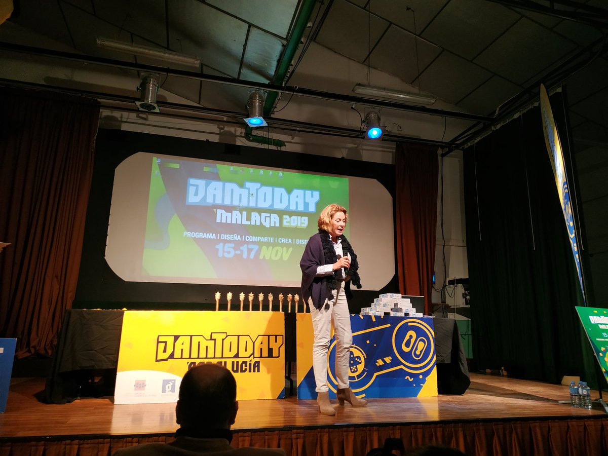 PuntosVuela's tweet photo. Carmen Sánchez, delegada de empleo y economía de @MalagaJuntaEE da la enhorabuena a los organizadores por aunar creatividad e innovación en un entorno lúdico donde se sensibiliza sobre el tema de los plásticos. #JamTodayMa https://t.co/hwV6Xa1Pkb