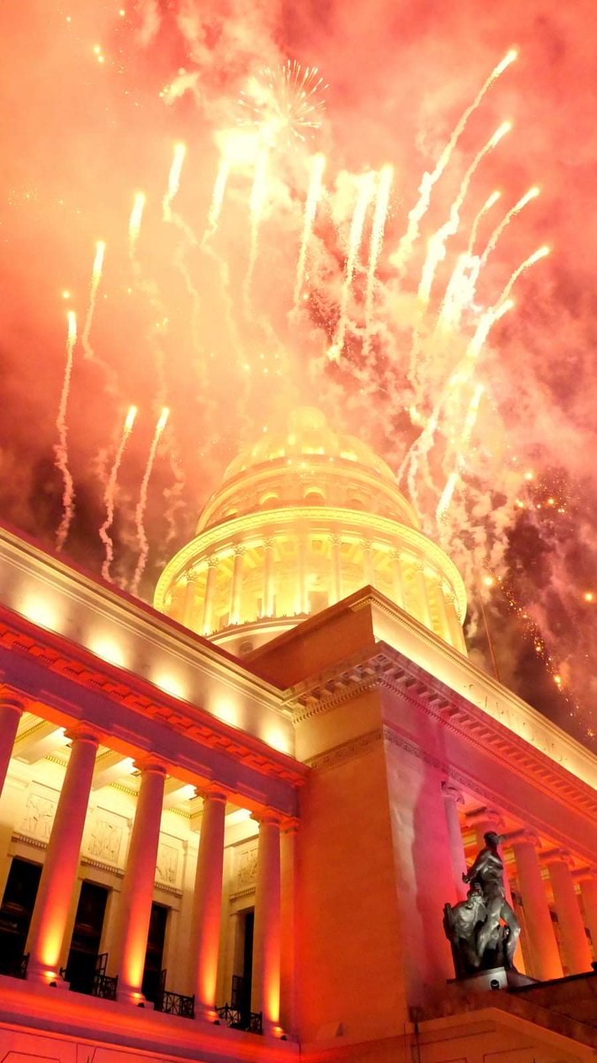 Impresionantes fotos del #CapitolioNacional rodeado de fuegos artificiales #Habana500 #PorLaHabanaLoMásGrande #IDICT #AENTA #CitmaCuba #Cuba 🇨🇺 
📸 #NaturalezaSecreta