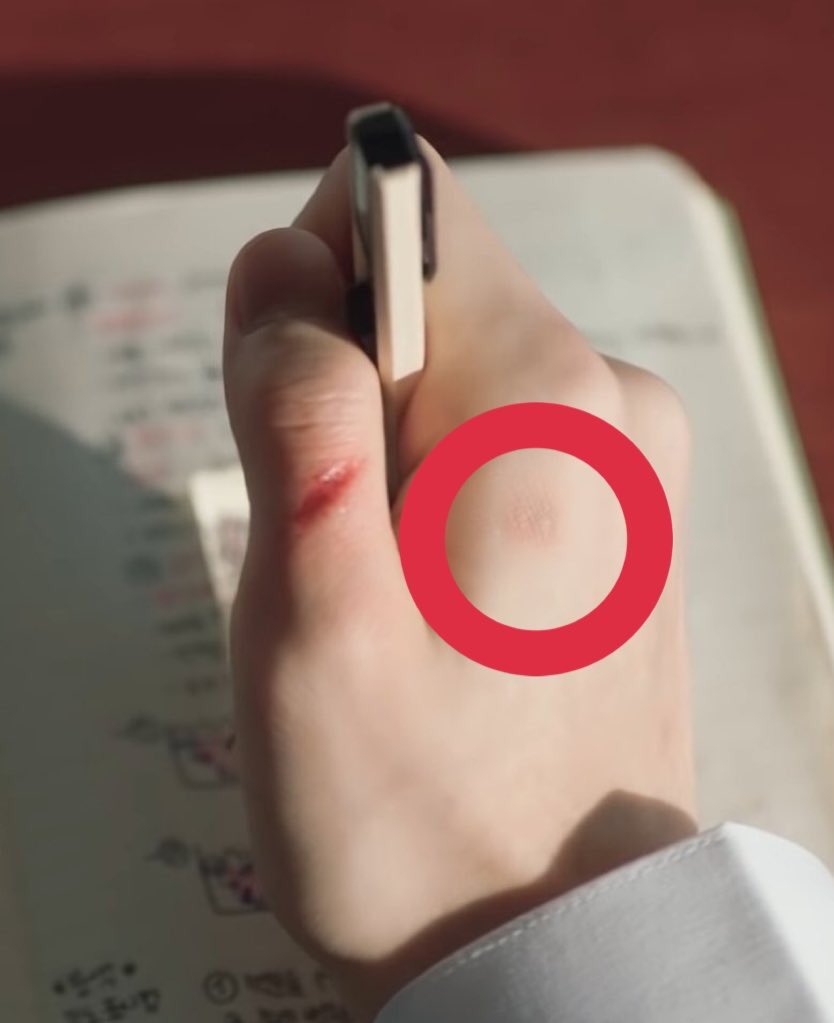 mycyj_txt's tweet photo. จากแอค @/ChYJQkqkd 

ใน mv run away มีล่องลอยของแผลที่เกิดขึ้น ใน mv magic island อะ
แสดงว่าเรื่องเกิดก่อน run away 
ซึ่งก็คือ น้องกลับมาได้ แล้วกลับไปมั้ย รีป่าว?

#Magic_Island #MAMAVОTE #txt @TXT_members https://t.co/CM2wS08aEu