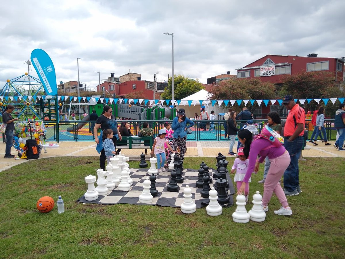 IDRD's tweet photo. ♟🏀⚽️Los vecinos del parque Lombardía de la localidad de Suba disfrutan a esta hora de la gran variedad de actividades recreodeportivas y culturales en el #Festiparque 🤹🏻♂️🎭🎨🧩 https://t.co/oWnxTt7HNH