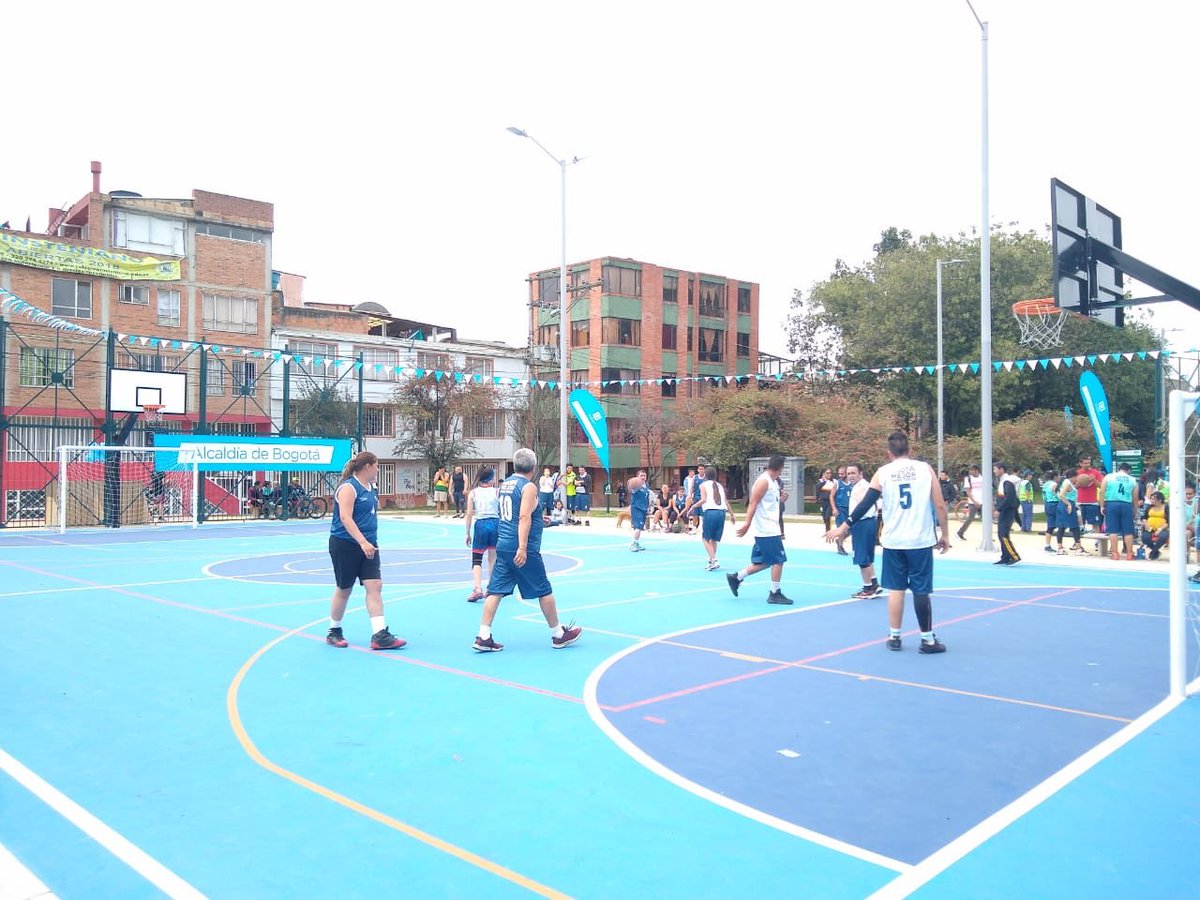 IDRD's tweet photo. ♟🏀⚽️Los vecinos del parque Lombardía de la localidad de Suba disfrutan a esta hora de la gran variedad de actividades recreodeportivas y culturales en el #Festiparque 🤹🏻♂️🎭🎨🧩 https://t.co/oWnxTt7HNH