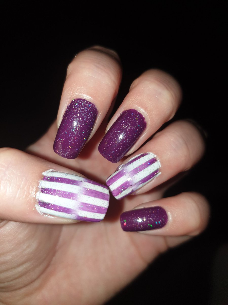 MagicMaggieT's tweet photo. Inverse gradient AND a holo top coat?! Are you proud of me @nailogical? 🤣💿 #hololife #gradient #nailart https://t.co/CyuaIdUC2A