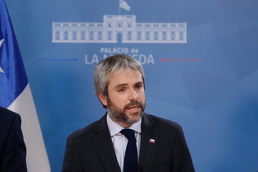 latercera's tweet photo. Blumel por composición de perdigones: "Ayer hubo un comunicado de Carabineros que ratifica que están hechos de goma" https://t.co/iCvW4lEMEn https://t.co/w9bVL05Yro