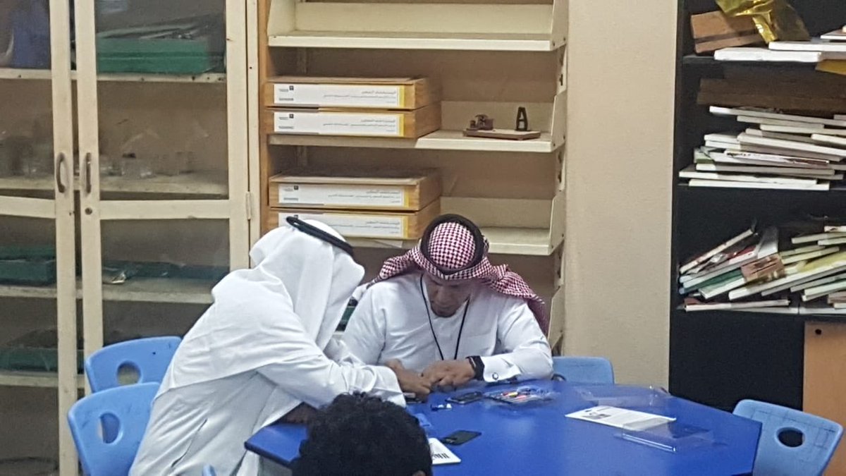 alhai_m_4's tweet photo. جانب من دورة صيانة الجوالات مع المبدع / فهد خريزي 

@JeddahEducation
 @elderedu1  
 #التعليم_المستمر
 #التعليم_المستمر_بجدة
 #تعليم_الكبار
 #تعليم_الكبار_بجدة
 #تعليم_جده
@khulaisedu
@Media_M_E https://t.co/8FUf46qbKa