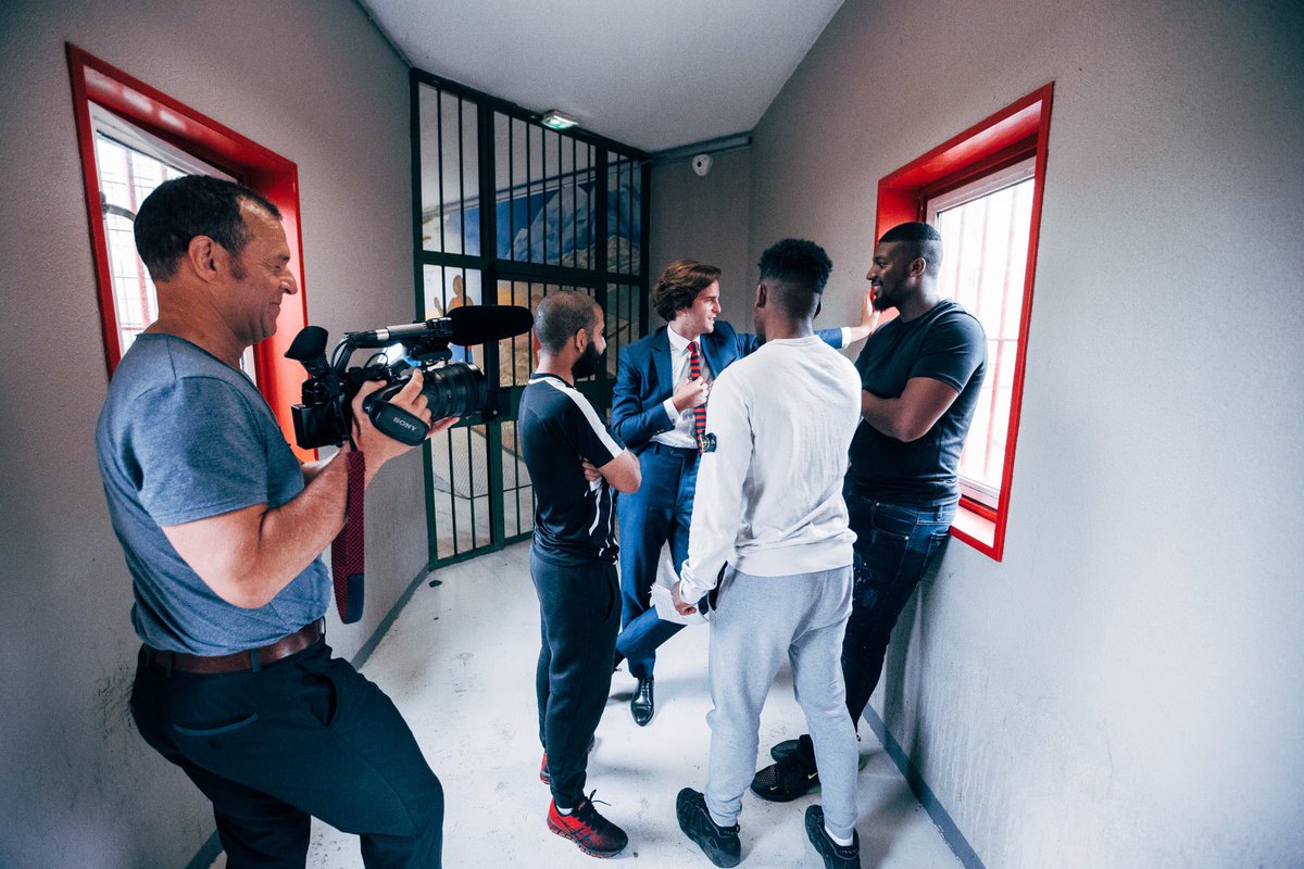 Bravo <a href="/RomainDecharne/">Romain Decharne</a> pour ton dévouement ! 👏 Fier de travailler à tes côtés ! 

Reportage à voir sur <a href="/TF1/">TF1</a> - « La Guerre des Mots : énarque contre taulards ». La prise de parole en public, source d’émancipation et de liberté ! 🗣 #ArtOratoire 

Replay ➡️ tf1.fr/tf1/grands-rep…