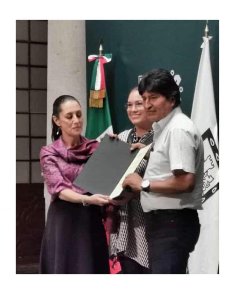 PolitikeriaMx tweet picture