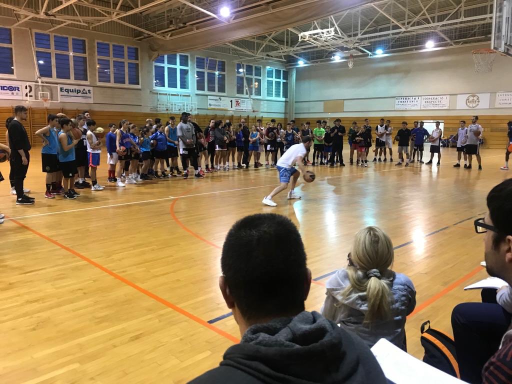 maristesgirona's tweet photo. Gran entrenament del millor Skill Coach del món, el gaudim a Maristes Girona!!! Gràcies Drew Hanlen per per donar-nos el coneixement del millor bàsquet del món.
 #ProjecteSalutiEsport @DrewHanlen @NBA https://t.co/7sZSexpwqr