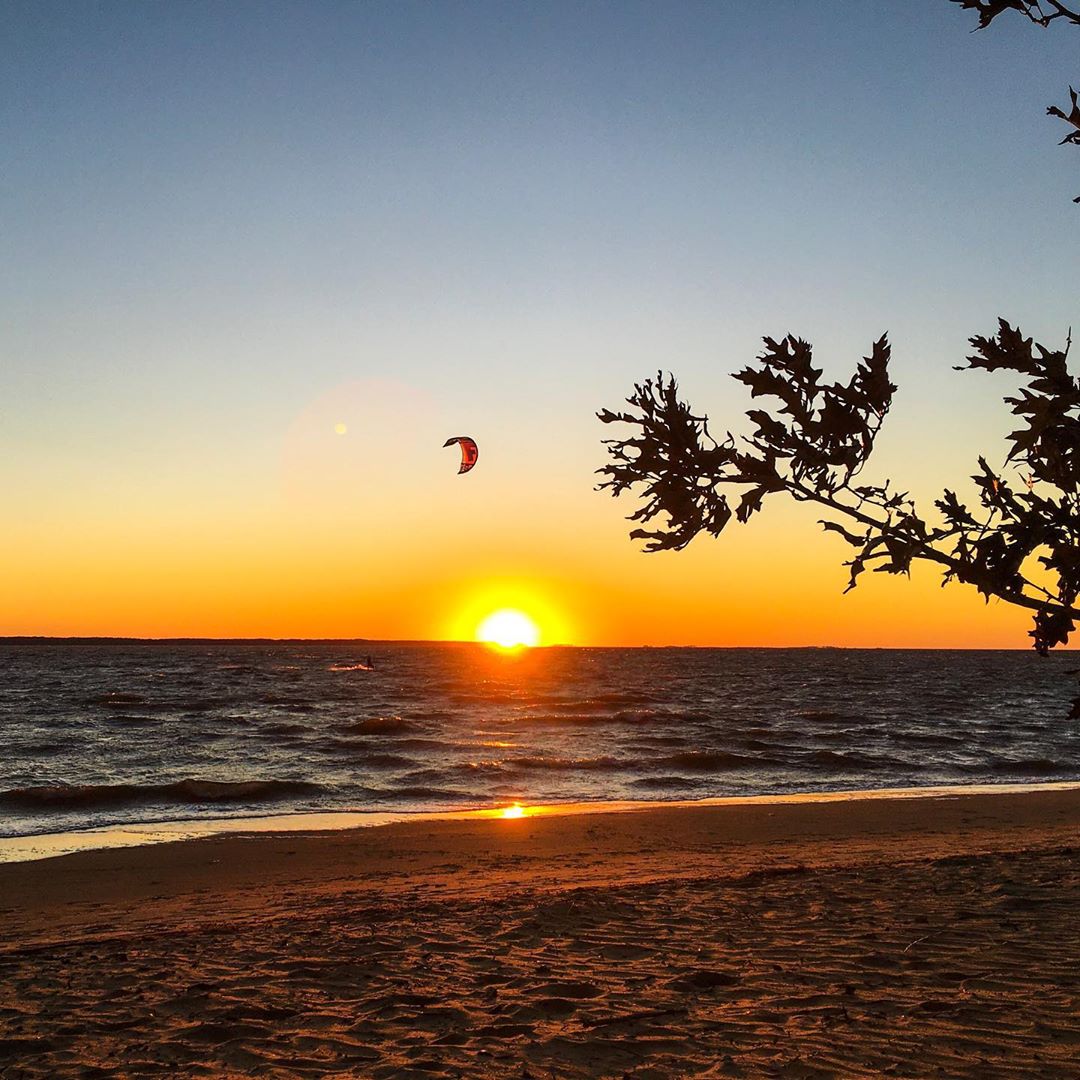 OBXTourism's tweet photo. Nice sunset at Jockeys Ridge. (Photo:@jeanniea1) #repost #obx #outerbanks #obxtourism #obxlife #obxstuff #ocean #relax #nc #nctourism #explorenc #vacation #tourism #turismo #saltlife #sea #travel #loveobx #jockeysridge #sunset #autumn #fall #kite https://t.co/ddbBr7zi6Z
