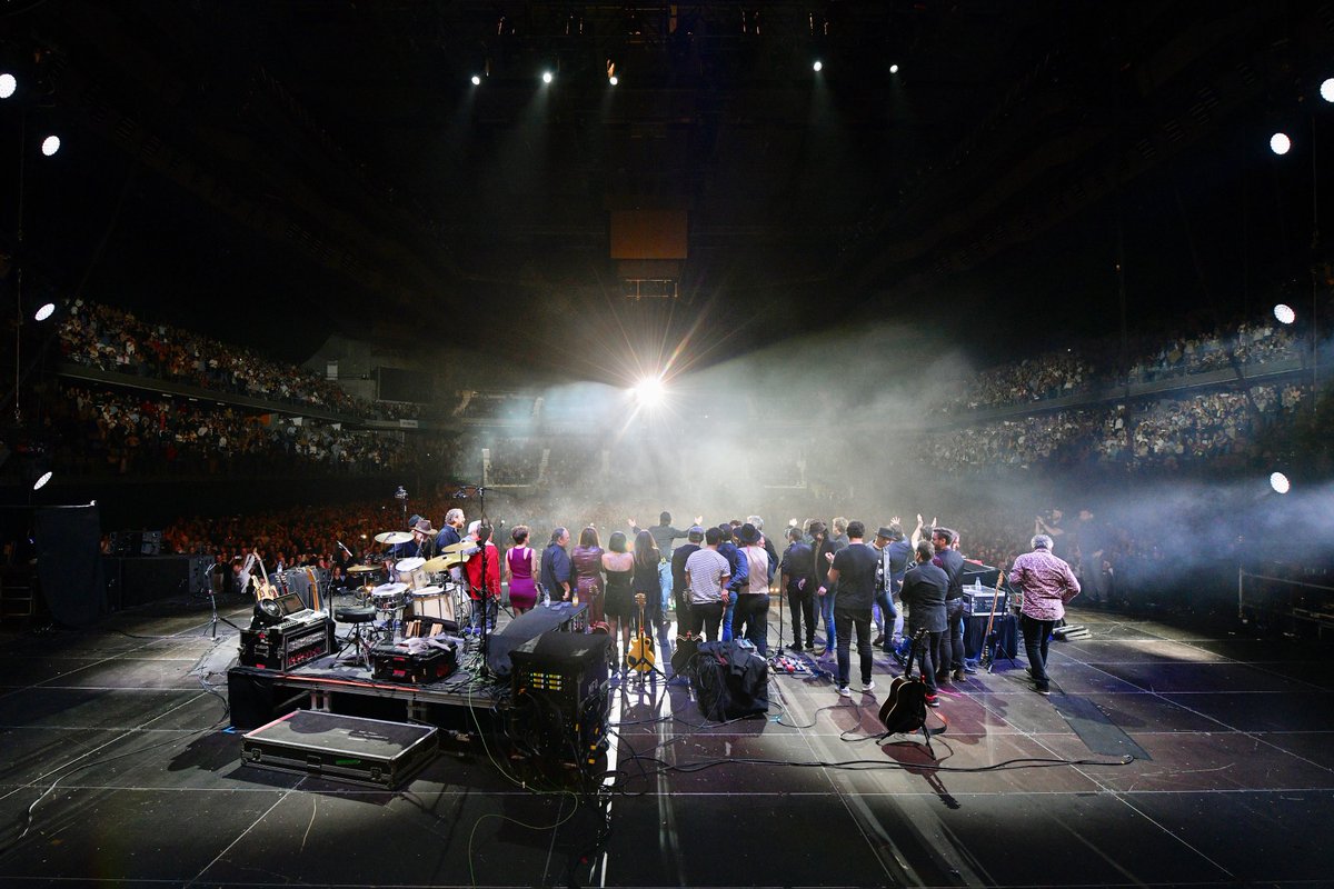 G R A C I A S 

#desdequenonosvemos
#enriqueurquijo