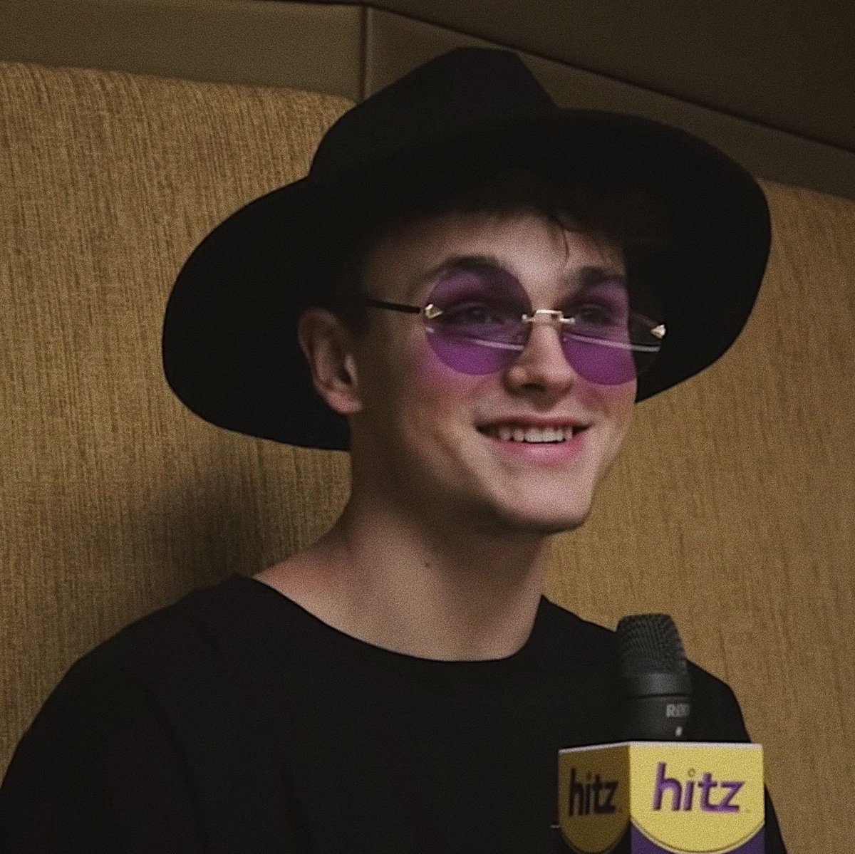 MARAlSDAILY's tweet photo. purple shades 😎 💜 @JonahMarais https://t.co/unRyKmbwiu
