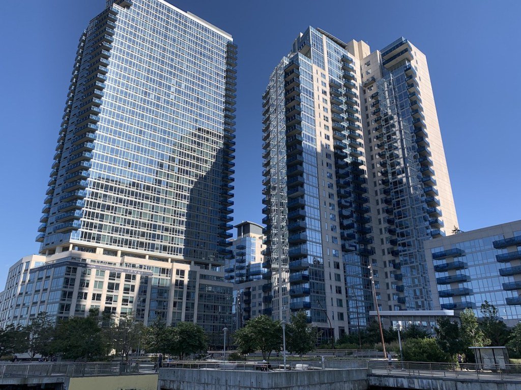 NYC_Array's tweet image. Is Living In A Luxury Apartment worth it? luxuryrentalsnewyork.com/new-york-no-fe…