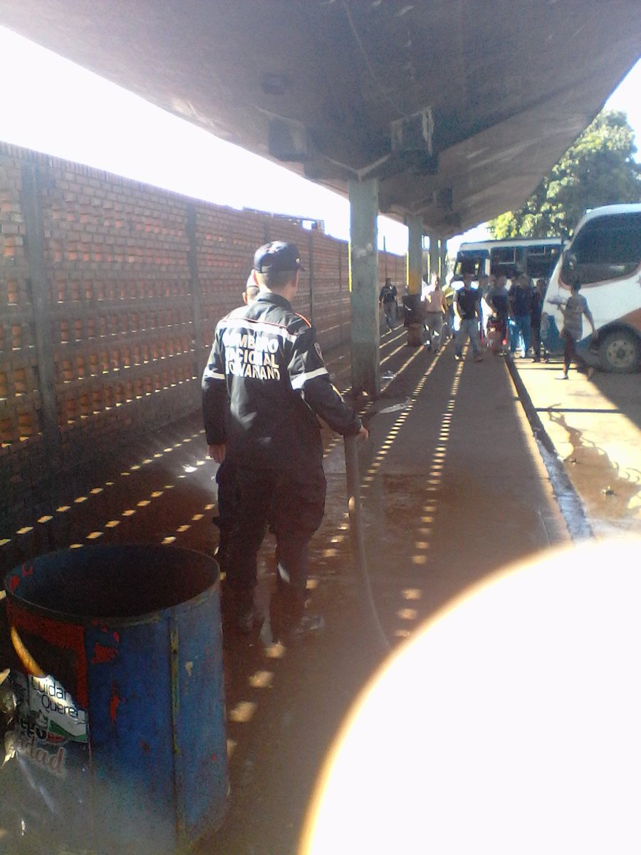 FRPPuentes's tweet photo. Debido a los fuertes olores de orina los Bomberos lavaron anden en la terminal de San Cristóbal que necesita esencia. https://t.co/bxVYk4VAkR
