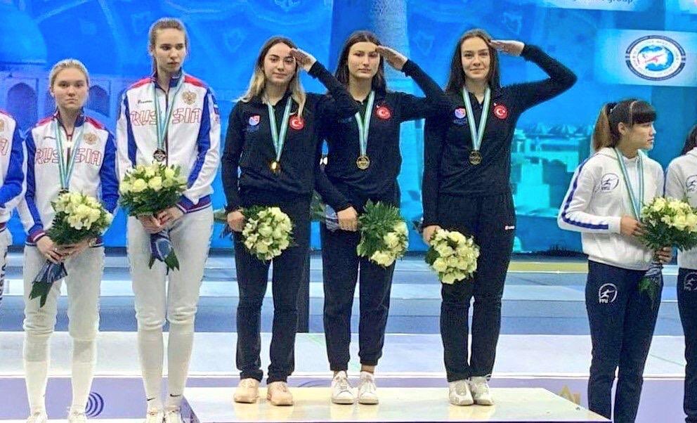 Mehmetçiğe selam gönderen gençlerimizle ne kadar iftihar etsek az! 🇹🇷 Özbekistan’da düzenlenen Genç Kadınlar Kılıç Dünya Kupası’nda altın madalya kazanan milli sporcularımız Deniz Selin Ünlüdağ, Aylin Çakır ve Nisanur Erbil’i tebrik ediyorum.👏